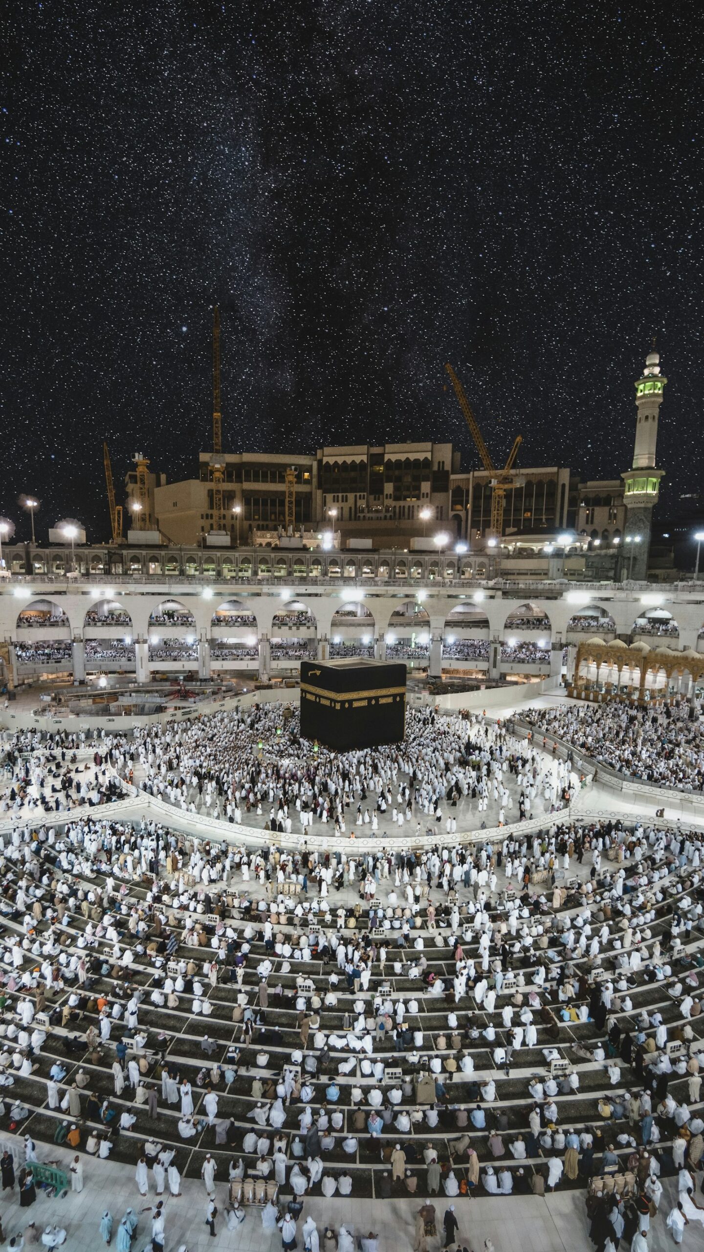 Pilgrims at the Kaaba after Fajr prayer during Ramadan